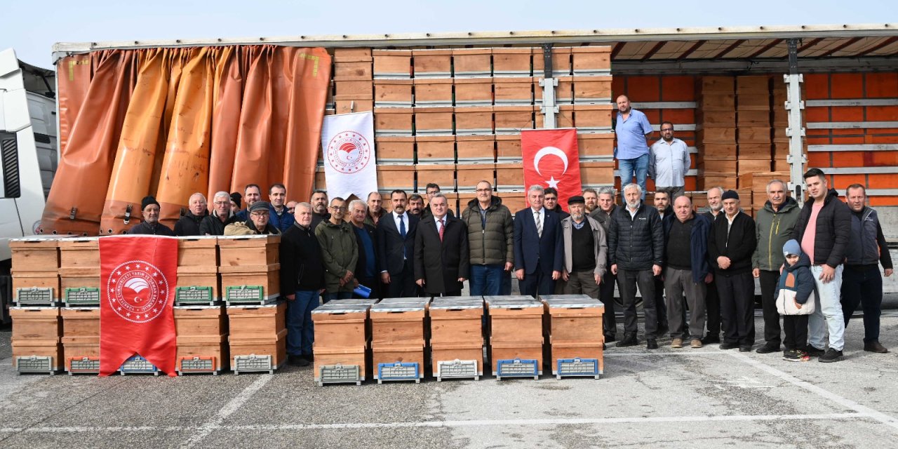 Bozüyük'te Arı Üreticilerine Kovan Dağıtıldı
