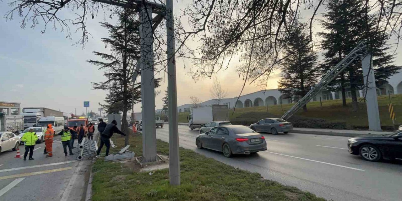 Damperi Açık Tır Pts Direğini Devirdi, Facia Kıl Payı Atlatıldı