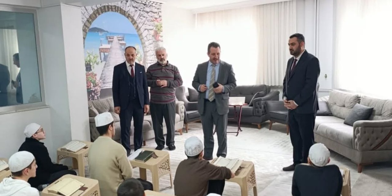 Müftü Dilek, Öğrencilere Hediyelerini Takdim Etti