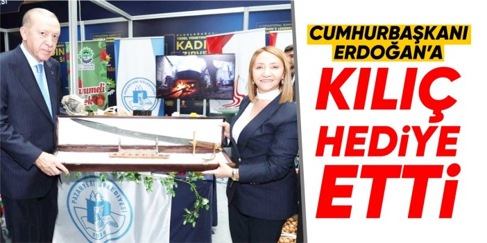 Cumhurbaşkanı Erdoğan'a kılıç hediye etti