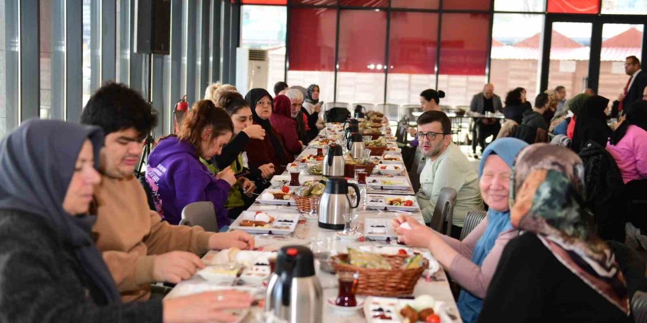 Engelli Bireyler Ve Aileleri Kahvaltıda Buluştu