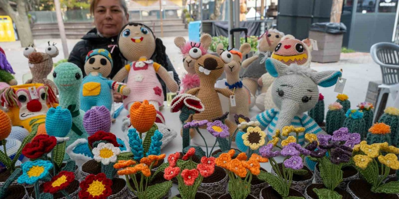 Soğuk Havayı Çiçekleriyle Isıtıyor