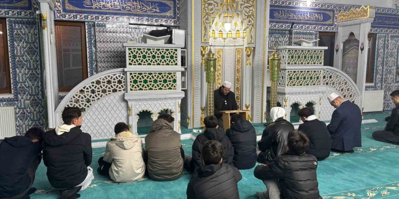 Öğrenciler Sabah Namazında Buluştu