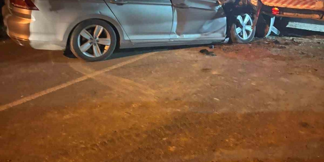 Otomobil Çekiciye Çarptı