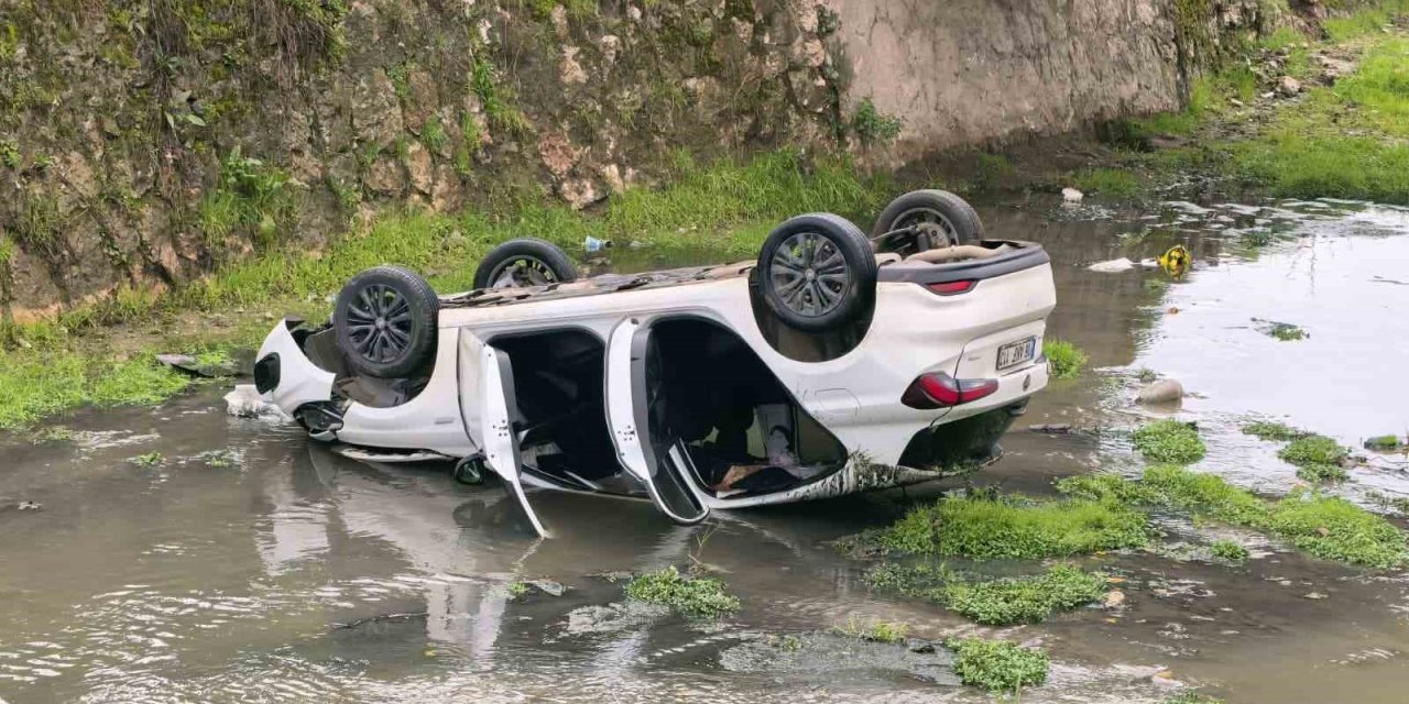 Otomobil Dere Yatağına Uçtu: 3 Yaralı