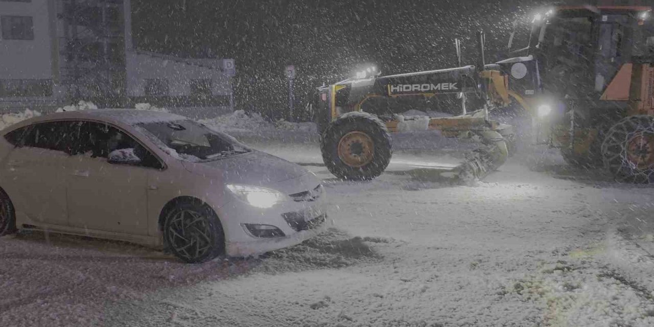Ekipler Yolların Kapanmaması İçin Aralıksız Çalışıyor