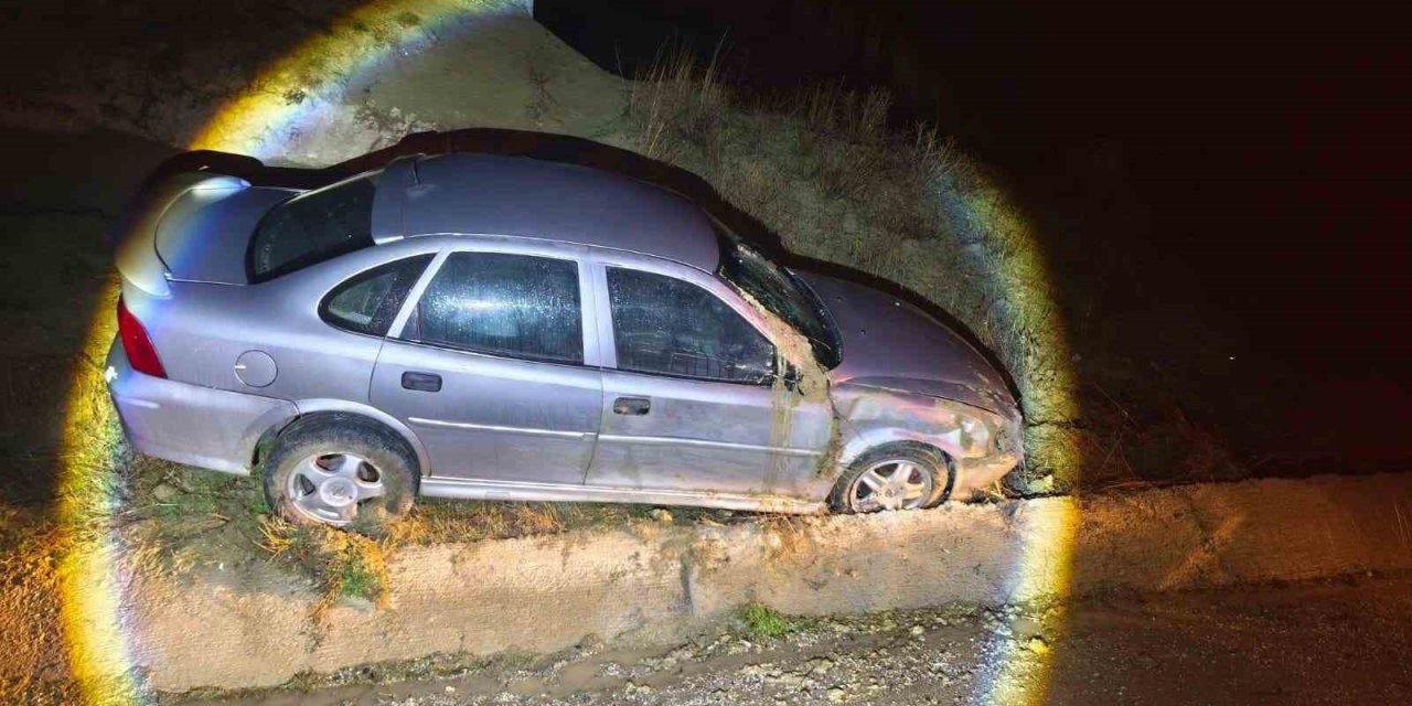 Otomobil Yoldan Çıktı 2 Kişi Yaralandı