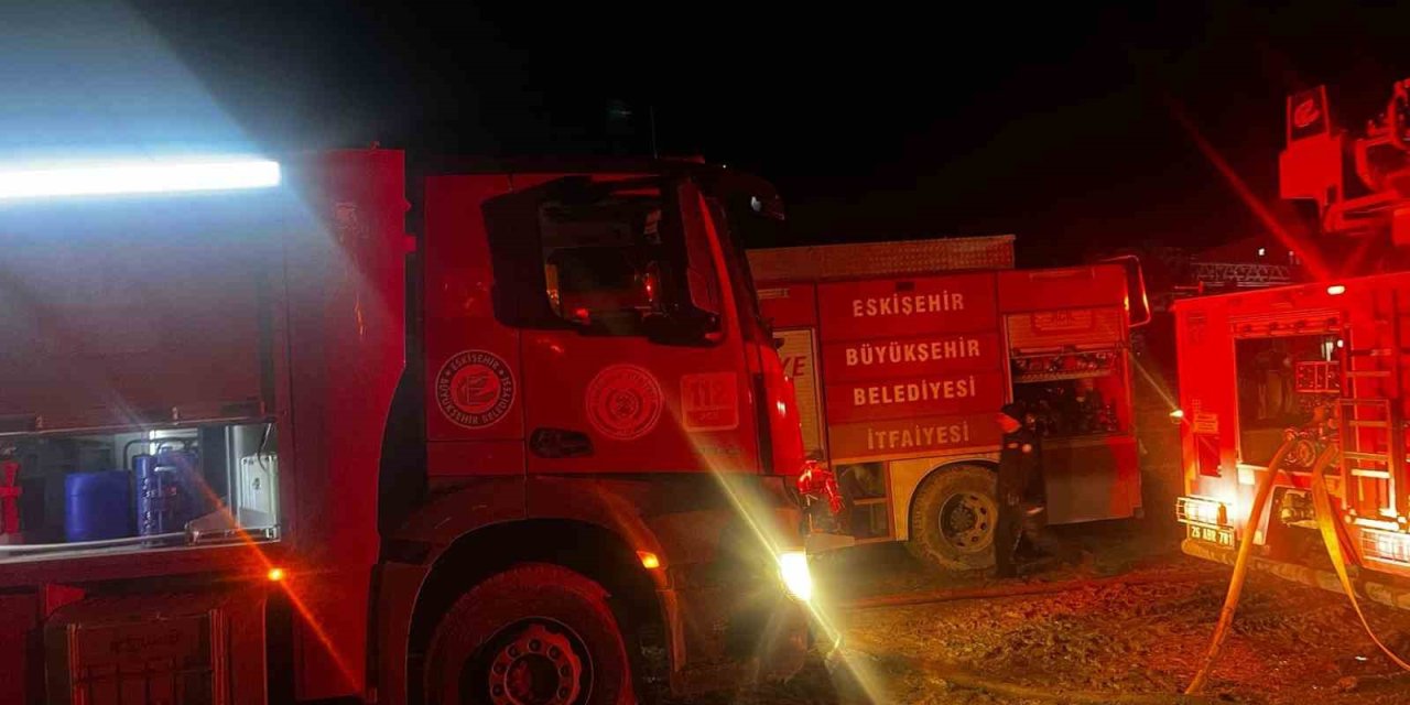 Sabaha Kadar Süren Yangında Çiftlik Kül Oldu