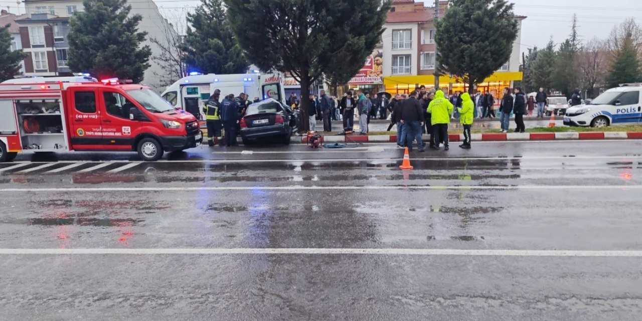 Otomobil Refüje Çıktı 2 Kişi Yaralandı