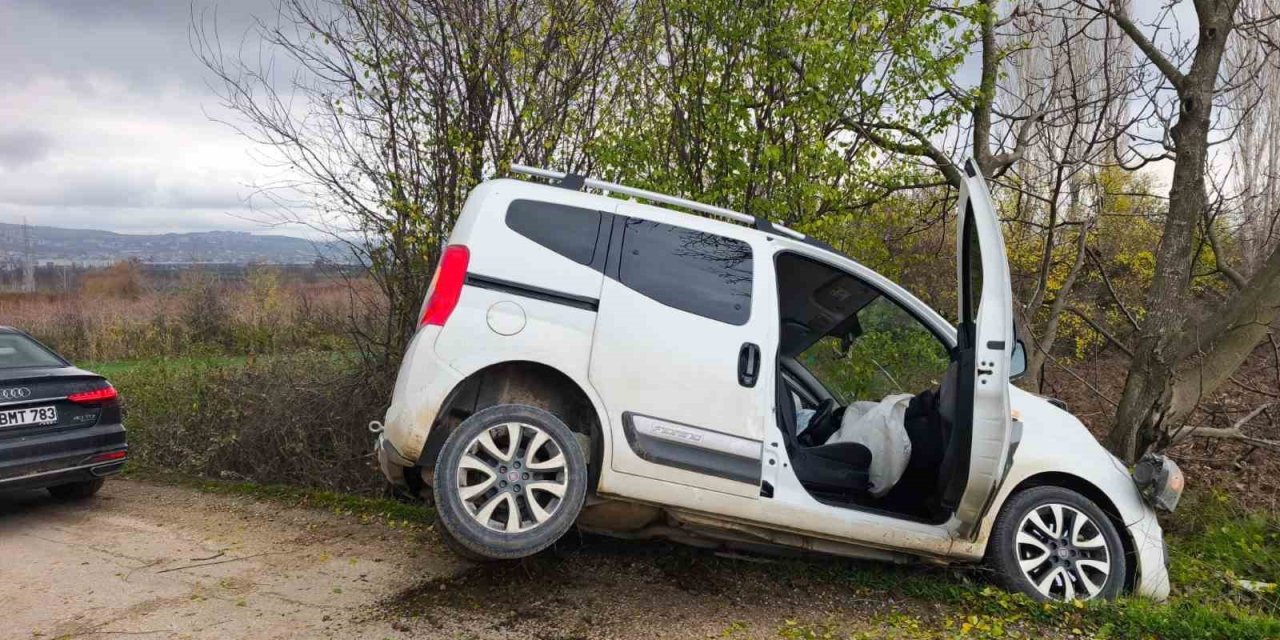 Yoldan Çıkan Otomobil Ağaca Çarptı: 2’si Çocuk 4 Kişi Yaralandı