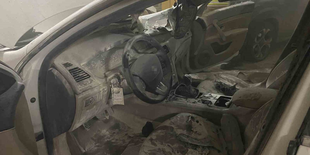 Kapalı Otoparkta Yanan Otomobil Paniğe Neden Oldu