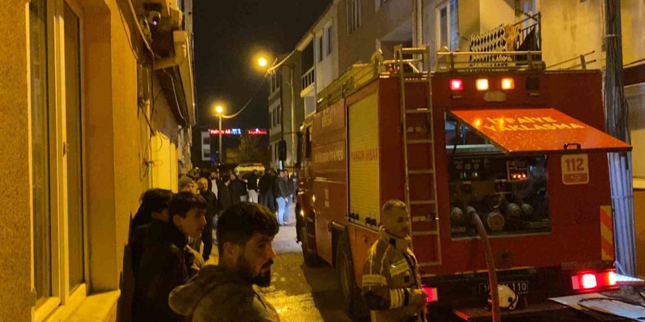 Binanın Çatısında Çıkan Yangın Korkuttu