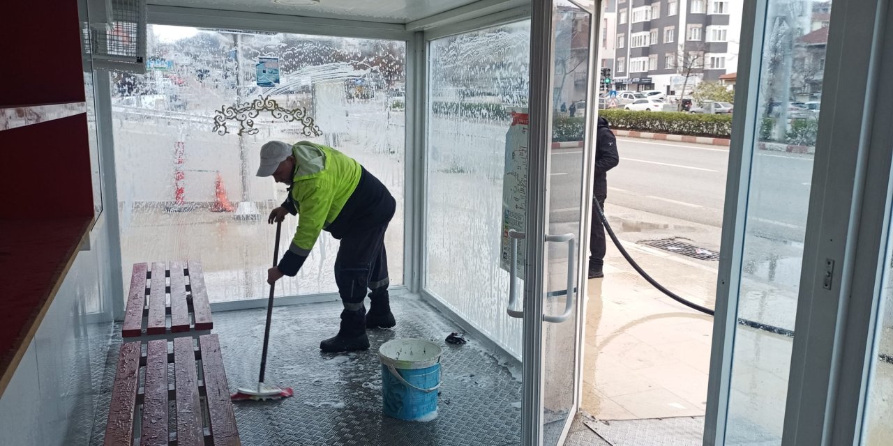 Duraklarda bakım-onarım çalışması yapıldı