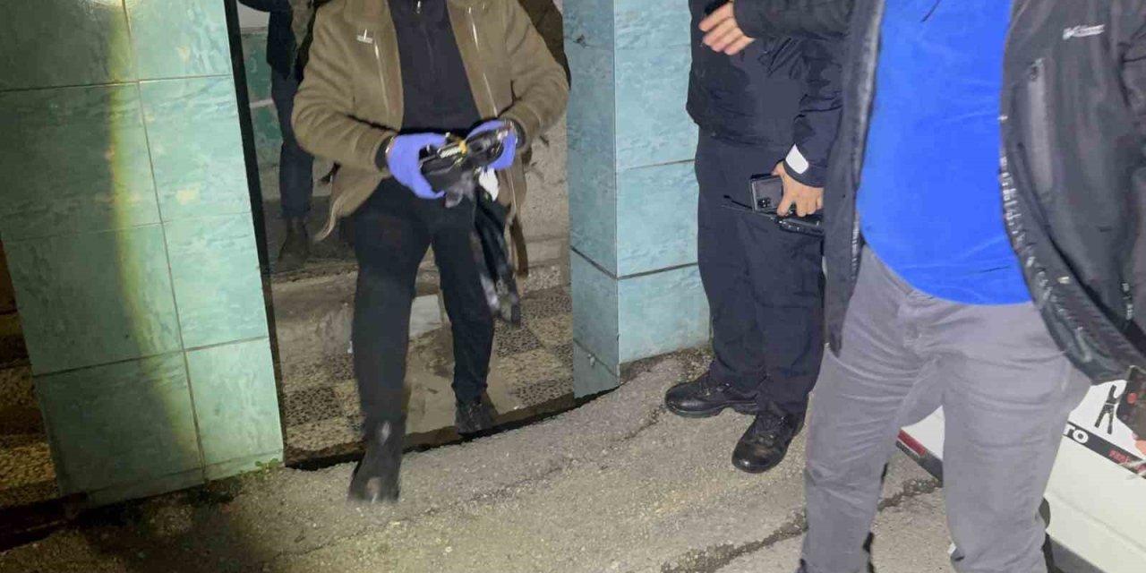 Eve Yapılan Baskında Cephanelik Çıktı, Arama Sırasında Polise Saldırdılar