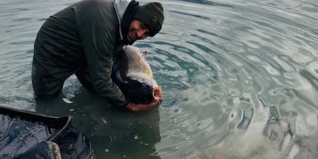 Yakaladıkları Dev Gibi Sazan Balığını Suya Geri Bıraktılar