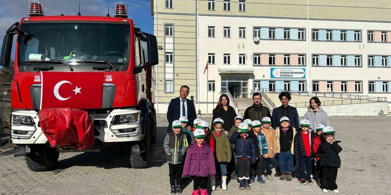 Minik Öğrenciler Kızılçam Fidanlarını Toprakla Buluşturdu