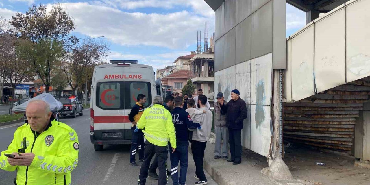 Kavşakta Feci Kaza: 5 Kişi Yaralandı