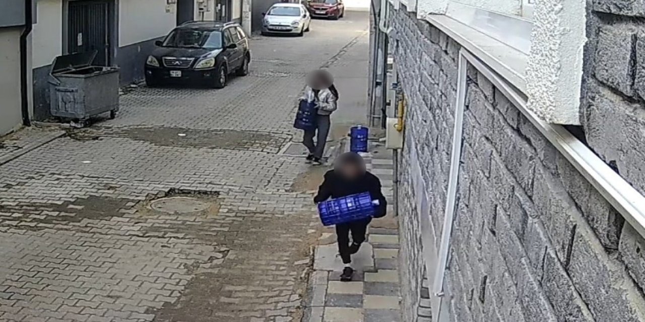 2 Çocuk Apartman Önündeki Damacanaları Çaldı