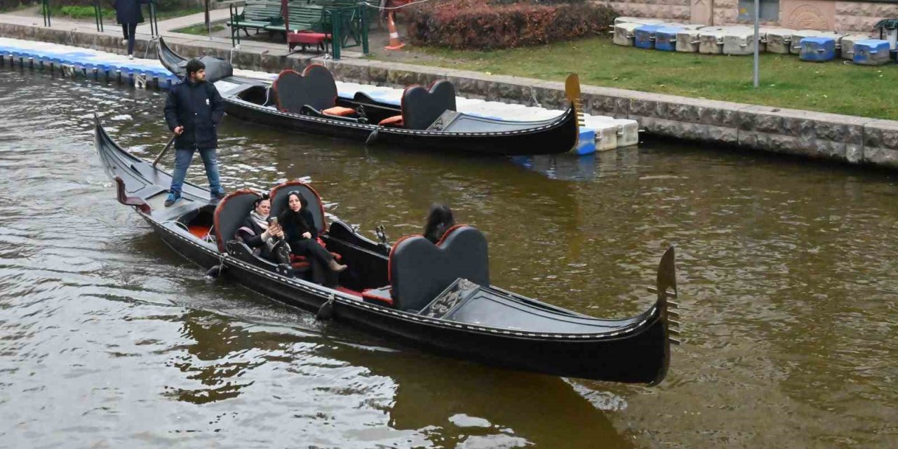 Dondurucu Soğuklara Rağmen Gondol Keyfi