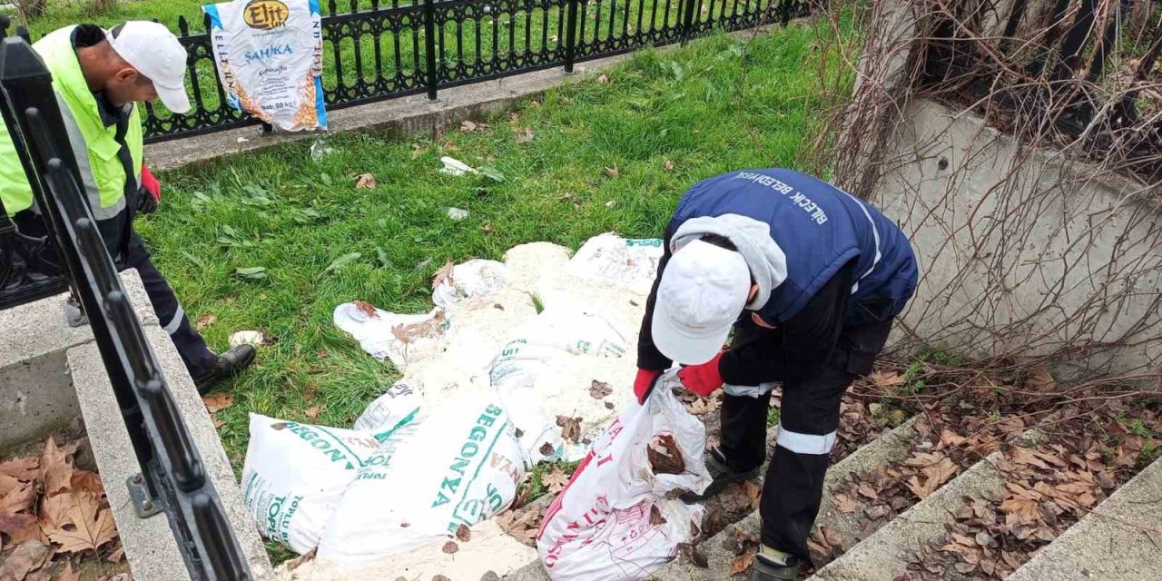 Yol Kenarına Atılan 15 Çuval Ekmek Hamuru Temizlendi