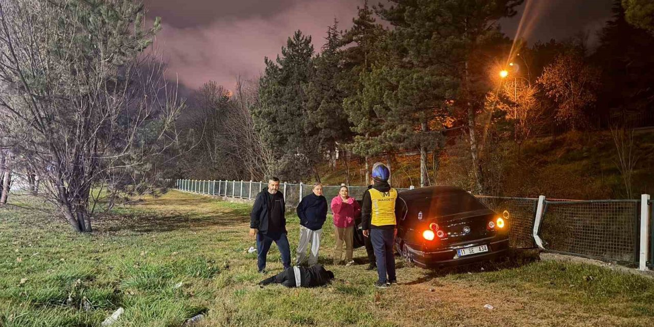 Yoldan Çıkan Araç Su Kanalının Korkuluklarına Çarptı