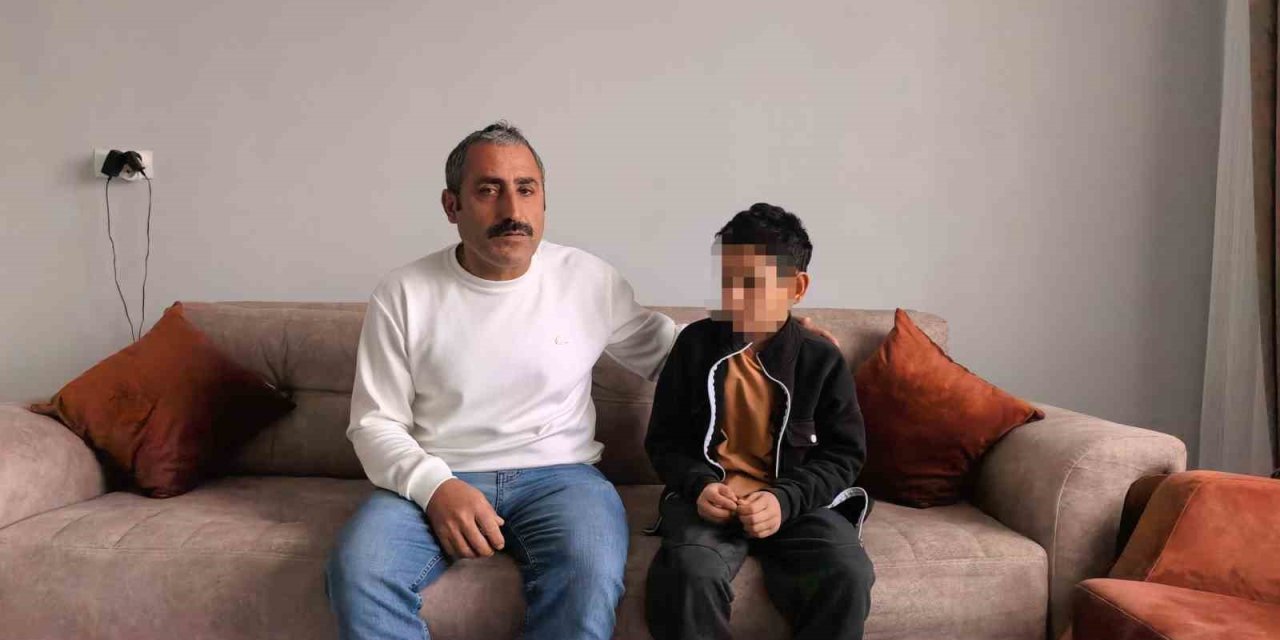 Okul Müdürü, Sinirlendiği Öğrenciyi Herkesin İçinde Darp Etti