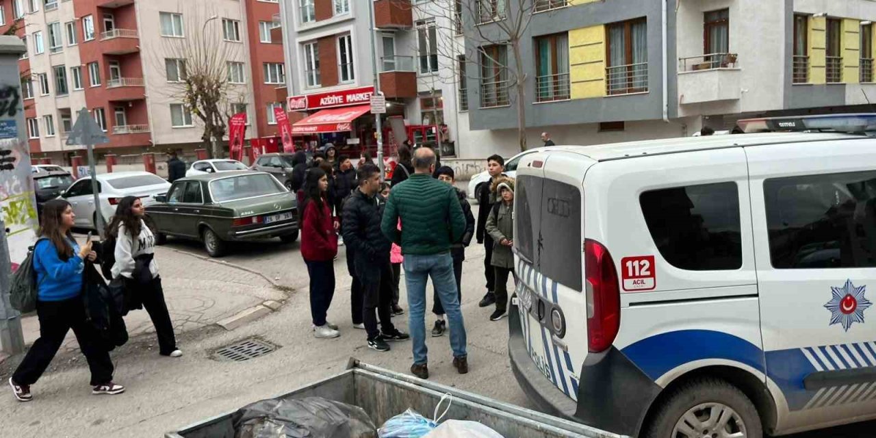 12 Yaşındaki Çocuk Okul Çıkışında Bıçaklandı