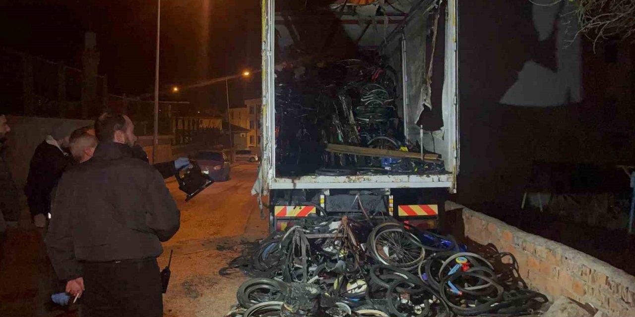 Bisiklet Yüklü Kamyonda Çıkan Yangının Sebebi Araştırılıyor
