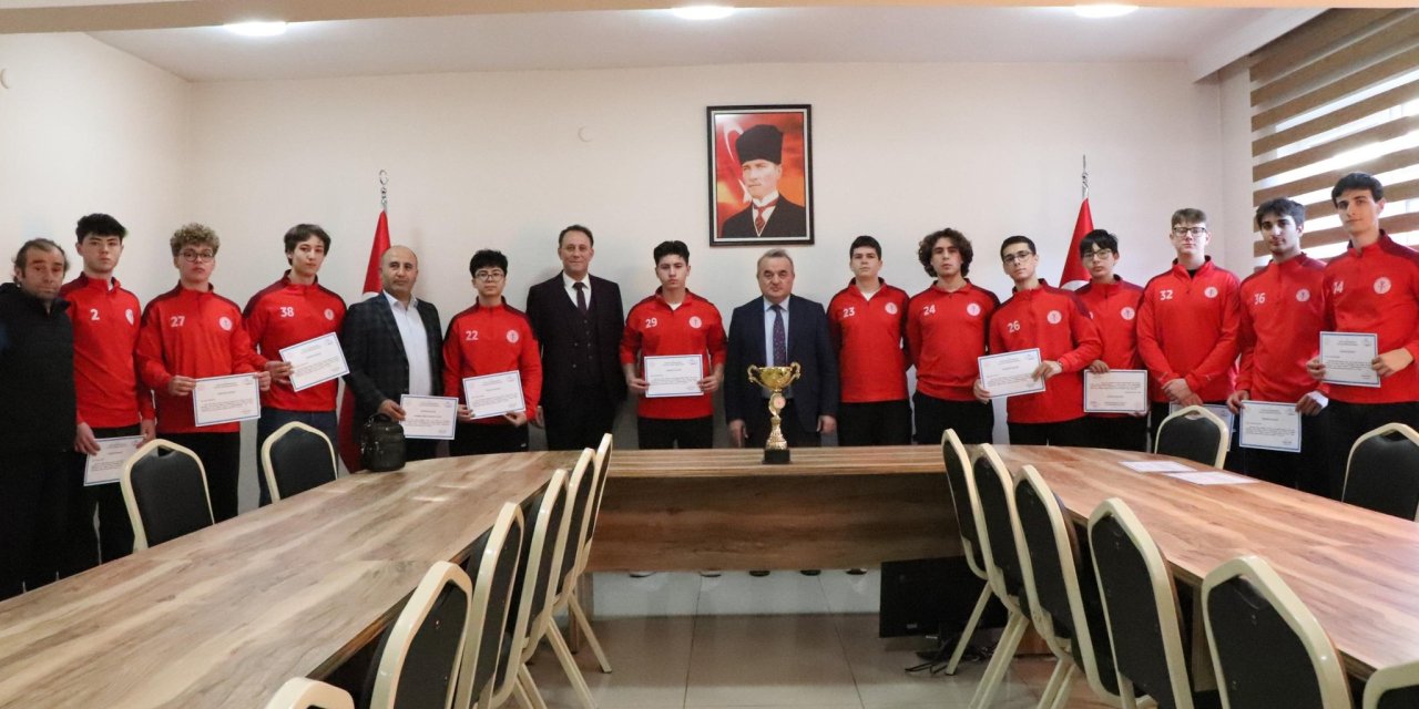 Kaymakam Öztürk Öğrencilere Başarı Belgelerini Takdim Etti