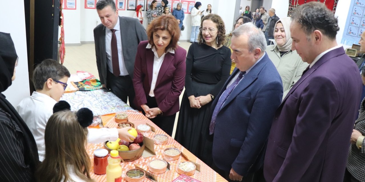 Bozüyüklü Öğrencilerden "Geçmişten Geleceğe Türkiye Sergisi"