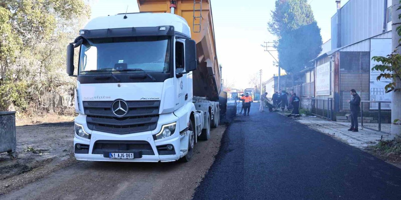 İki Mahallede Asfalt Serim Çalışmaları Sürüyor