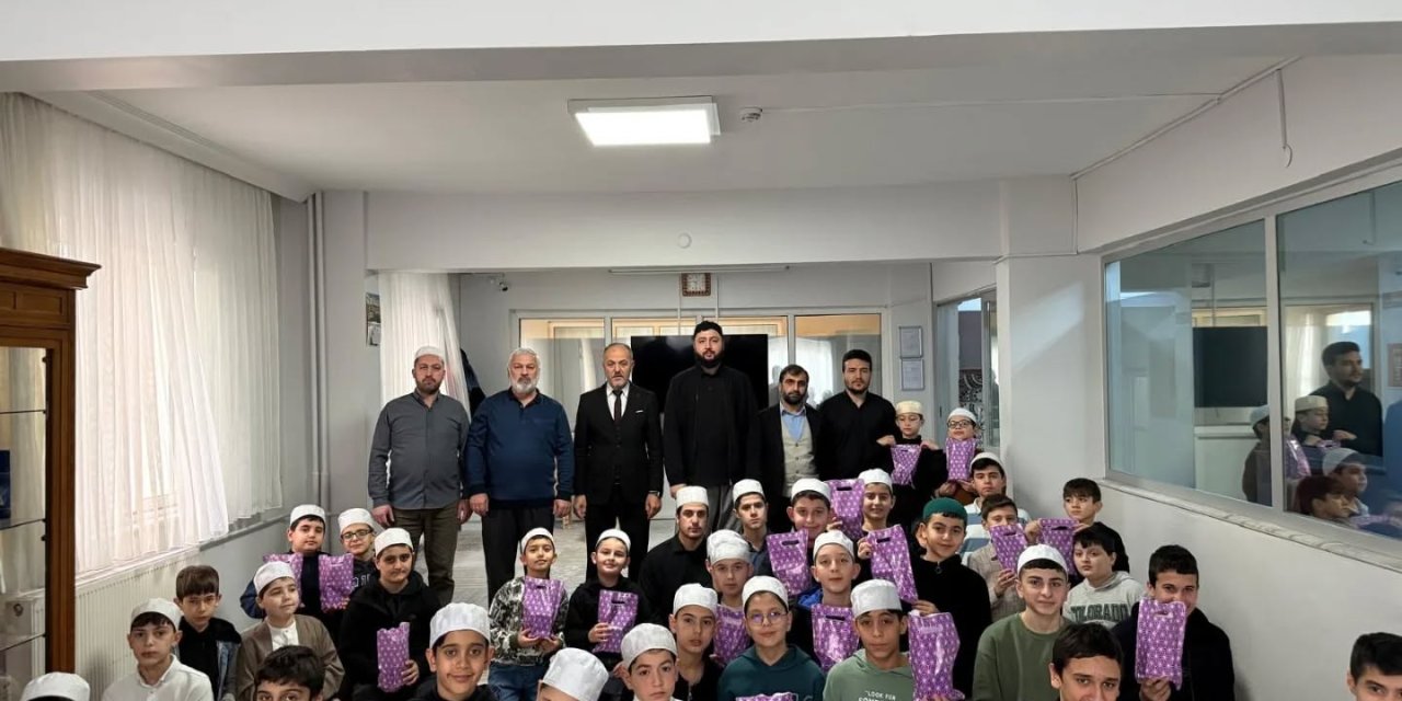 Dünya Hafızlar Günü’nde Öğrencilere Hediye Dağıtıldı