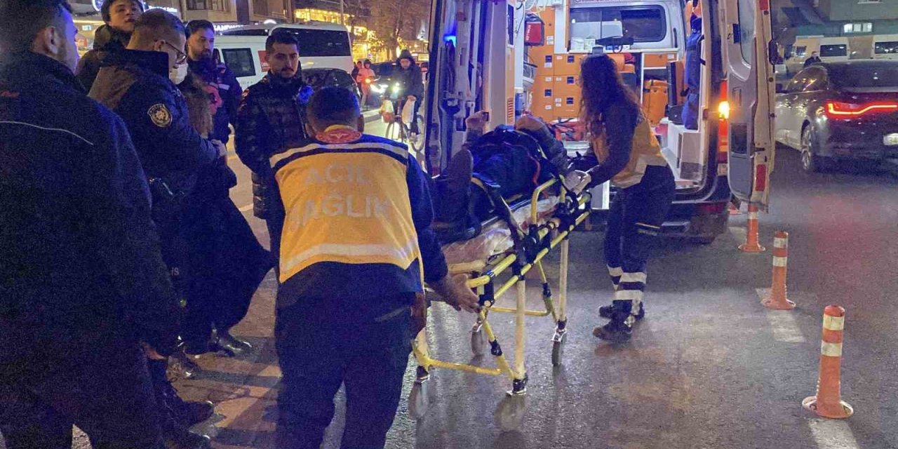 Bastonlu Yaşlı Adama Çarpan Otomobil Sürücüsü Kaçtı