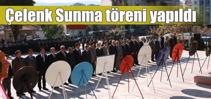 ÇELENK SUNMA TÖRENİ YAPILDI