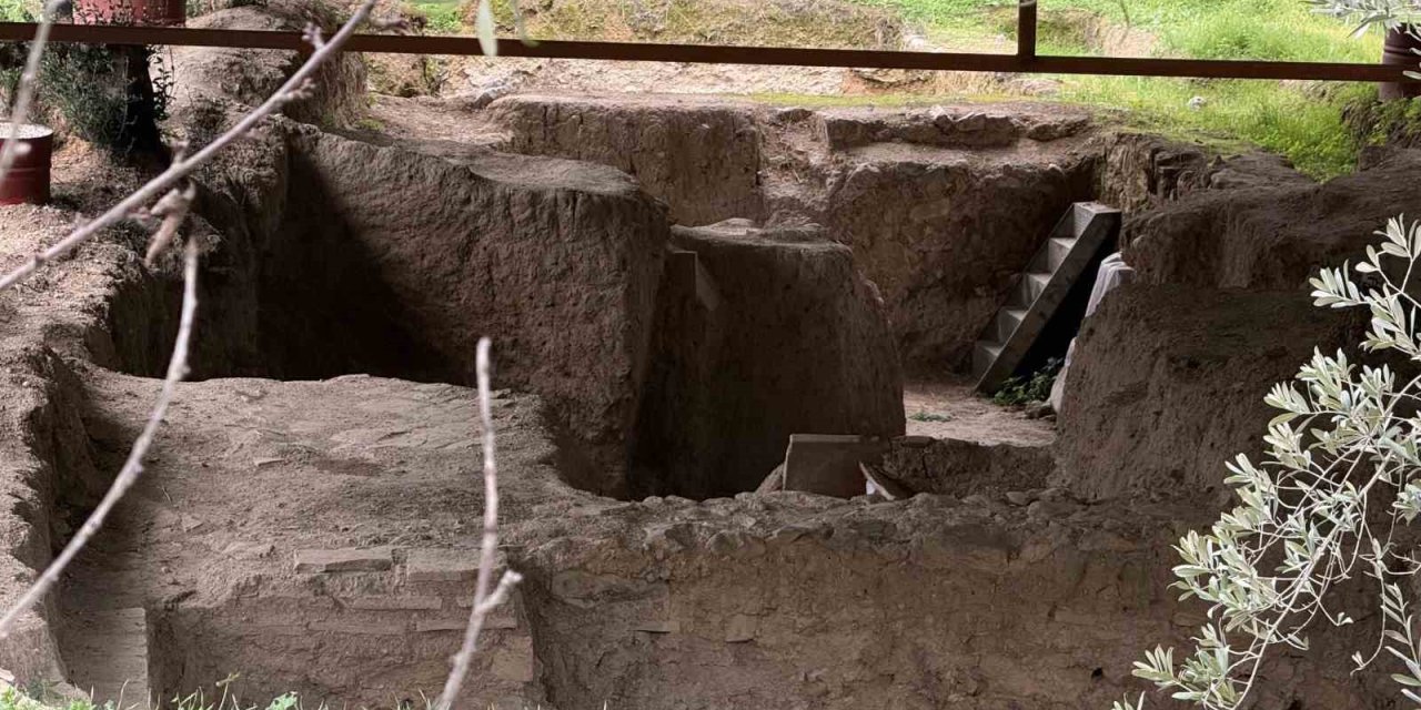 "Çoban İsa" Figürünün Keşfedildiği Lahit Tarlası Gece Gündüz Korunuyor