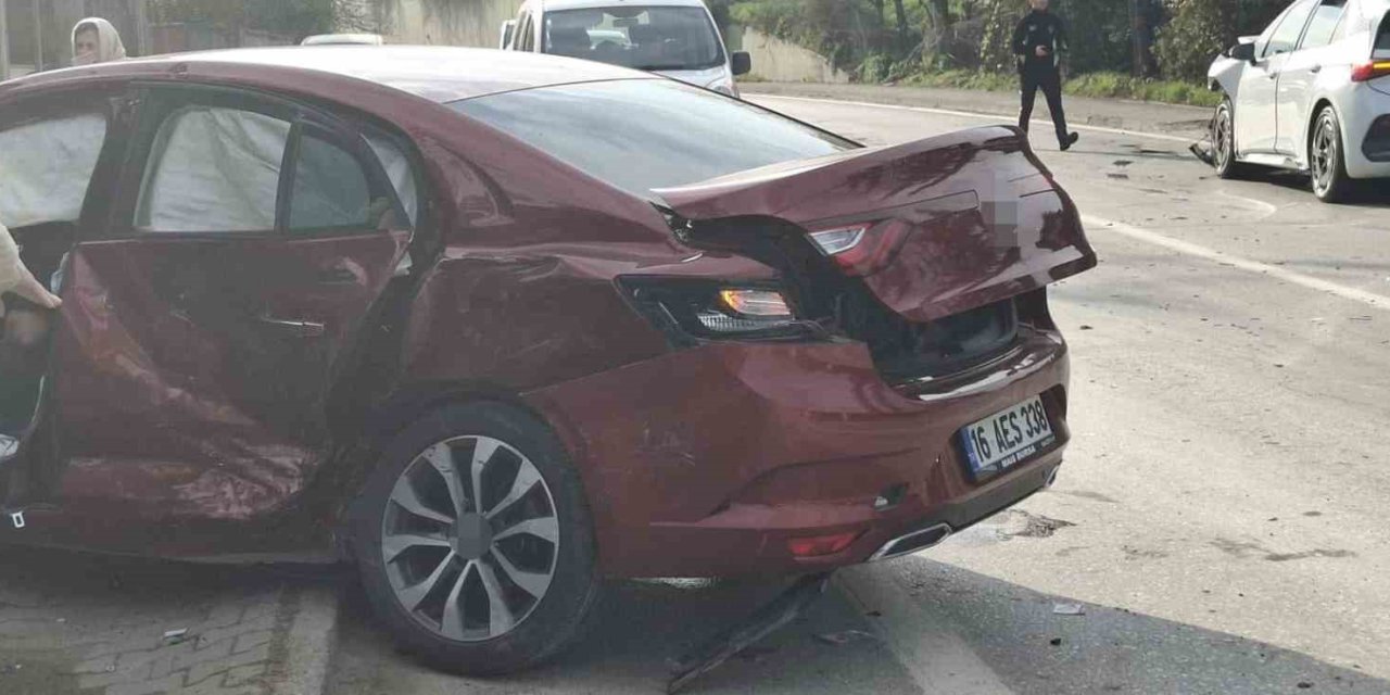İki Otomobilin Çarpışması Neticesinde 5 Kişi Yaralandı