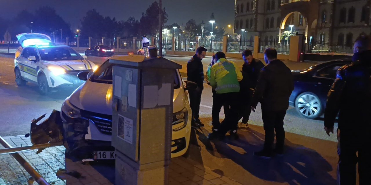 Kontrolü Kaybedip Trafik Levhalarına Çarptı: 1 Kişi Yaralandı