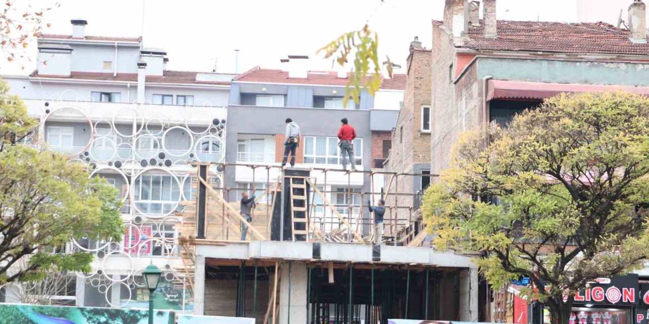 İş Güvenliği Yok Sayıldı: İki İnşaatta Riskli Çalışma