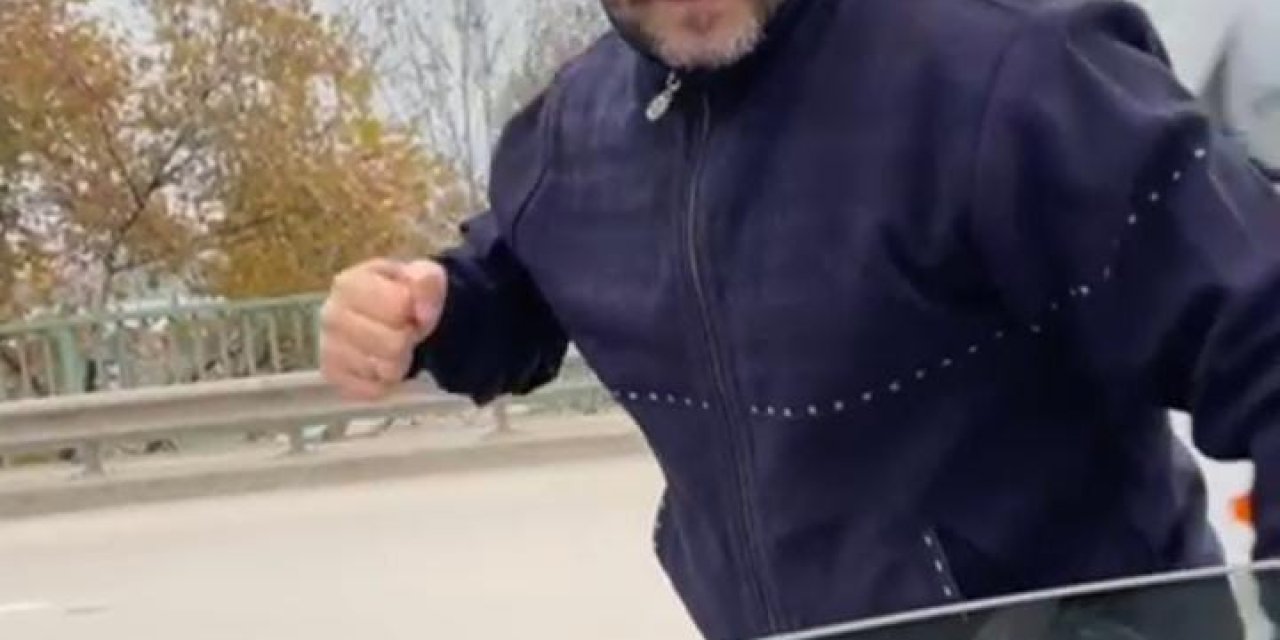 Meclis Üyesini Sıkıştırıp, Aracı Yumrukladı