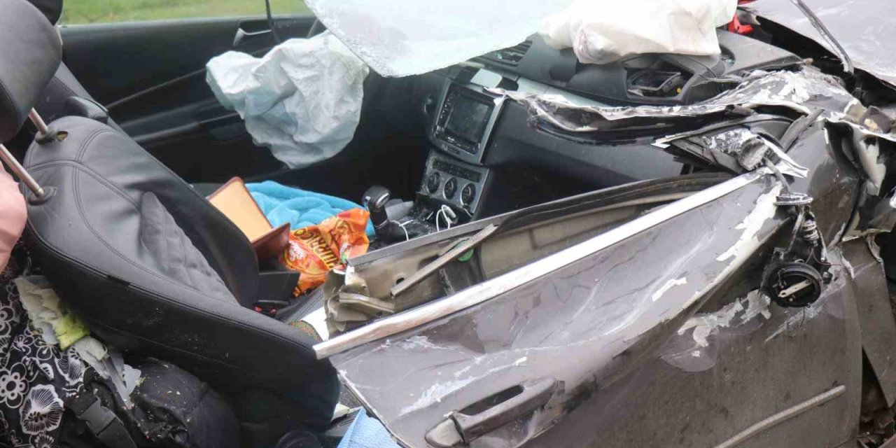 Tıra Arkadan Çarpan Araç Kağıt Gibi Ezildi