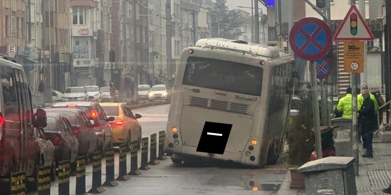 Minibüs Caddedeki Çukur Yüzünden Az Kalsın Devriliyordu