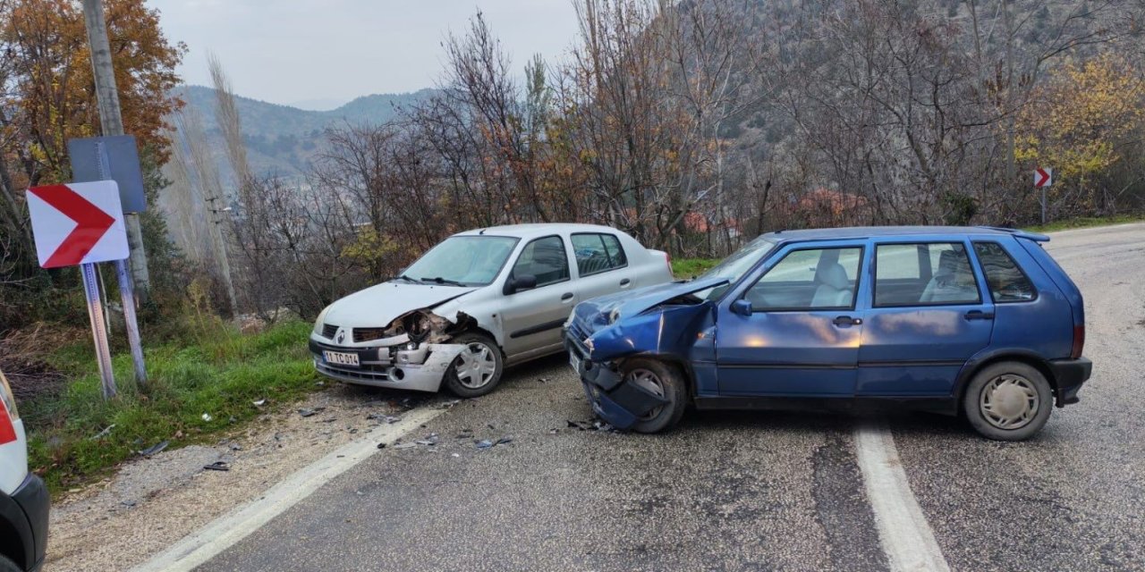 Karşı yönden gelen otomobile çarptı! 1 kişi yaralandı