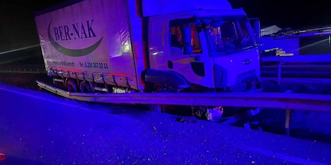 Kontrolden çıkan kamyon orta refüje çarptı!