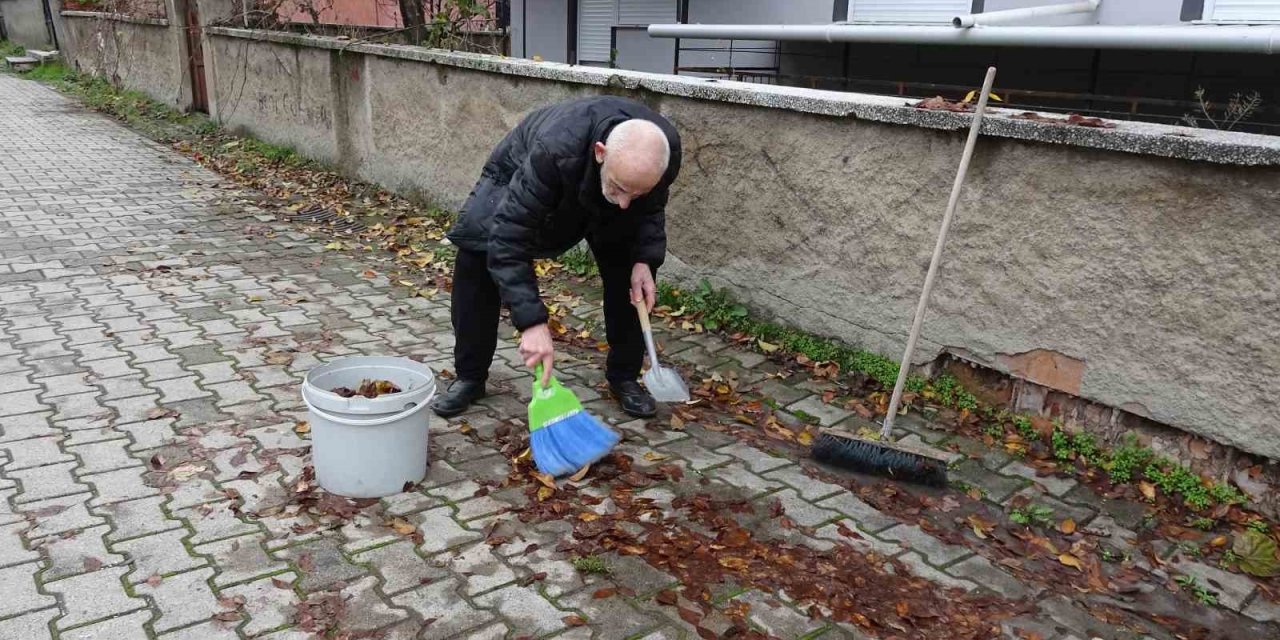 Yaşlı Adamdan Çevreye Örnek Temizlik Dersi