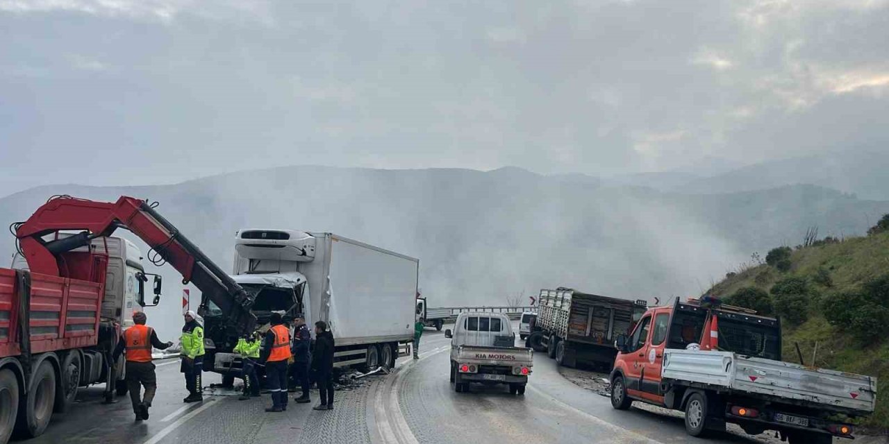 Kamyonlar Kafa Kafaya Çarpıştı