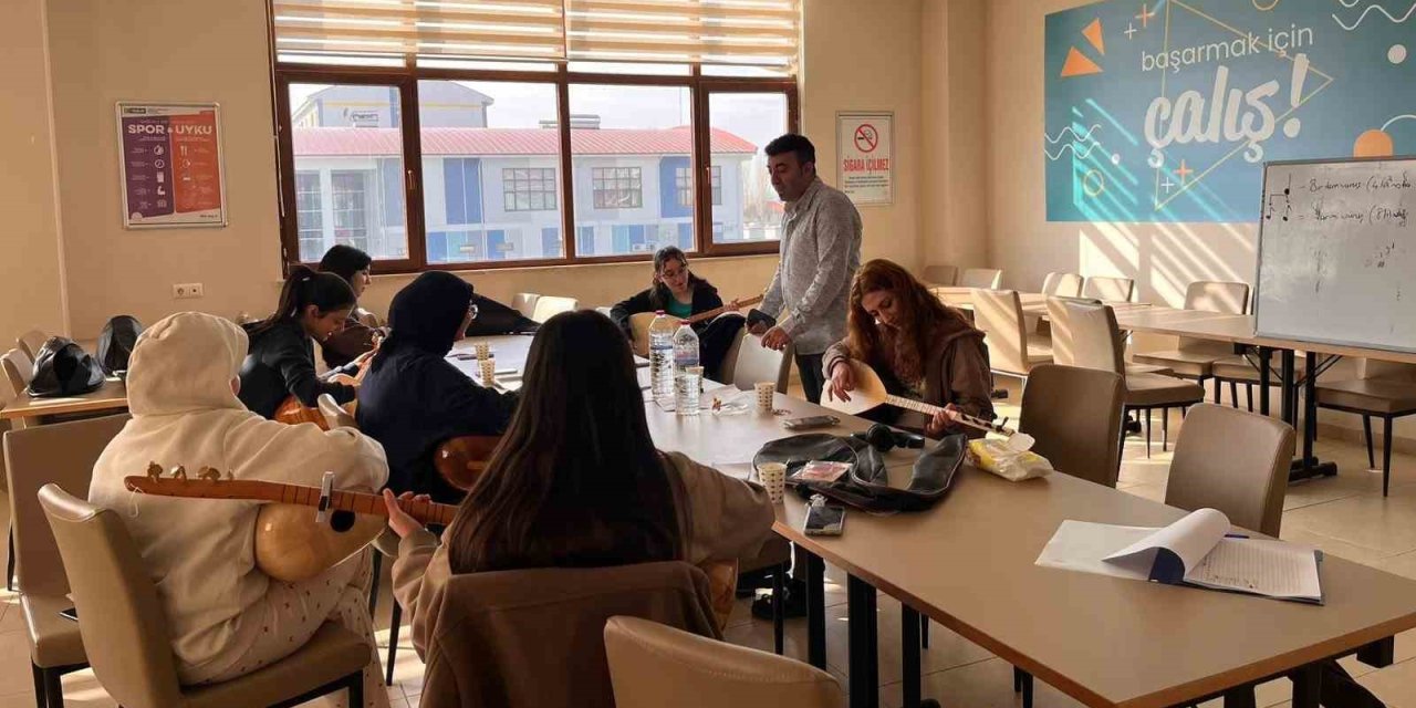 Yurttaki Kız Öğrenciler Bağlama Çalmayı Öğreniyor