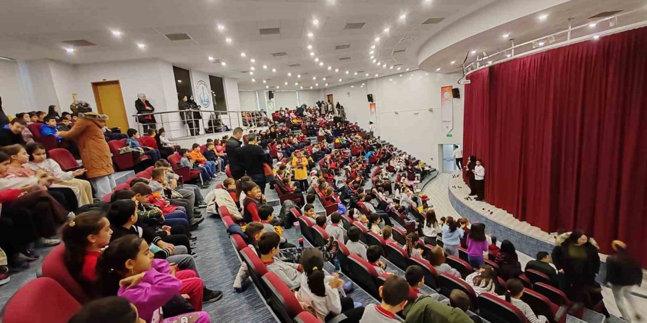 "Ormanın Şifresi" Adlı Çocuk Tiyatrosu Öğrencilerle Buluştu