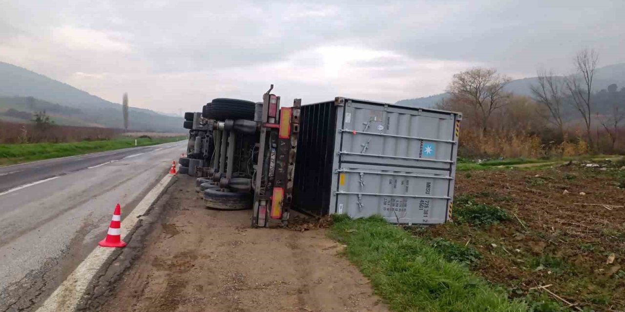 Seyir halindeki tır devrildi