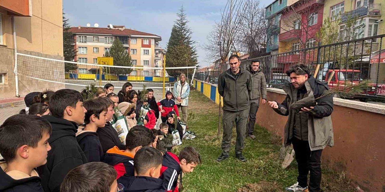 Öğrenciler Fidanları Toprakla Buluşturdu