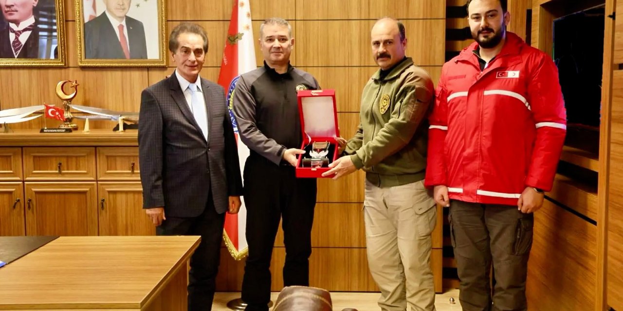 53 kez kan bağışı yapan Selçuk Yeşil’e plaket